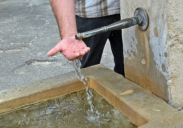Die Natur kämpft sich zurück: Man muss es fühlen, um zu begreifen, dass das Wasser nach mehr als zwei Jahren Pause wieder aus der Röhre läuft. Foto: Roland Bürki