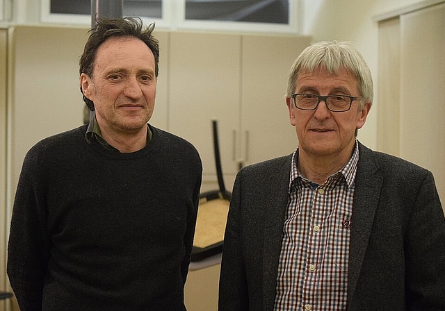 Zufrieden mit der Entwicklung der Bienenzucht: Projektleiter Martin Dettli (l.) und Vereinspräsident Erwin Borer. Foto: Bea Asper
