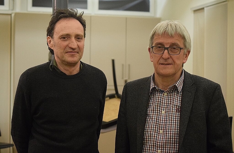 Zufrieden mit der Entwicklung der Bienenzucht: Projektleiter Martin Dettli (l.) und Vereinspräsident Erwin Borer. Foto: Bea Asper