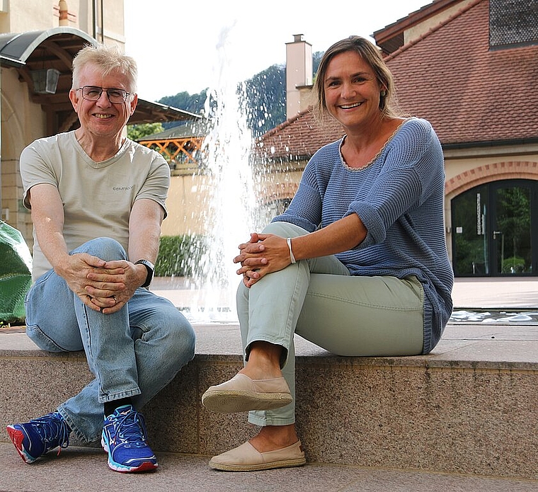 <em>Ruhe vor der Tanznacht: </em>Noch ist es beim Dorfbrunnen ruhig, an dem Stephan Pabst und Ella Giger sitzen.Foto: Gini Minonzio