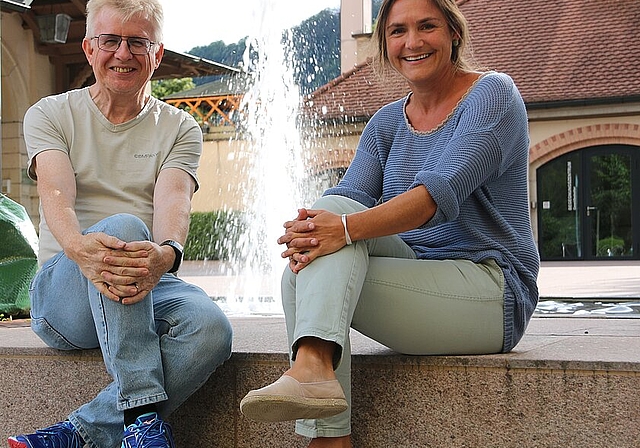 <em>Ruhe vor der Tanznacht: </em>Noch ist es beim Dorfbrunnen ruhig, an dem Stephan Pabst und Ella Giger sitzen.Foto: Gini Minonzio