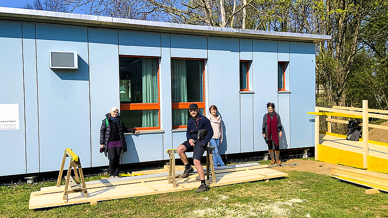 Bald bereit: (v. links) Fränzi Hagen, Daniel Hostettler, Gaby Meyer und Cécile Bühlmann Huber freuen sich, den Kindertreff nach der Corona-Krise zu eröffnen. Foto: Caspar Reimer
