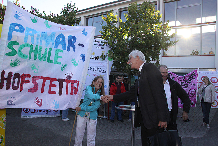 Stopp Leistungsabbau: Regierungsrat Klaus Fischer begrüsst demonstrierende Lehrerinnen. Foto: Gini Minonzio