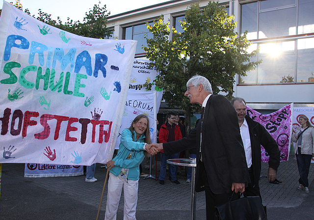 Stopp Leistungsabbau: Regierungsrat Klaus Fischer begrüsst demonstrierende Lehrerinnen.                         Foto: Gini Minonzio