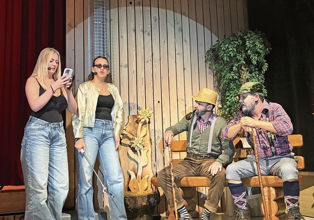 Generationen unter sich: Den Influencerinnen ihr Handystick mit Smartphone, den Altblaunern ihr Gehstock und ihre Tabakpfeife.