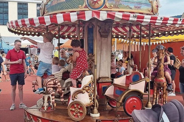 Darf nicht fehlen: Auch heute noch ist das Originalkarussell aus dem Jahr 1901 
bei den Kindern beliebt.