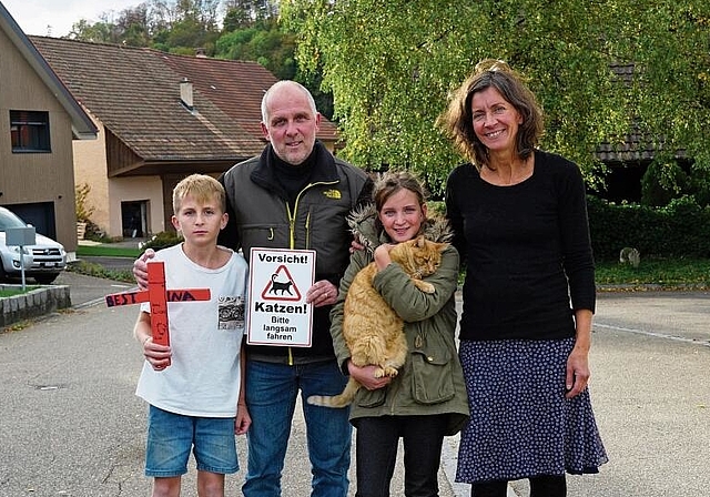 Hoffen auf viele Unterschriften: Familie Stöcklin fordert eine Temporeduktion – nicht nur in der Oberdorfstrasse.  Das Kreuz in Noes Hand haben die Kinder für die toten Katzen gebastelt. Foto: Tobias Gfeller
