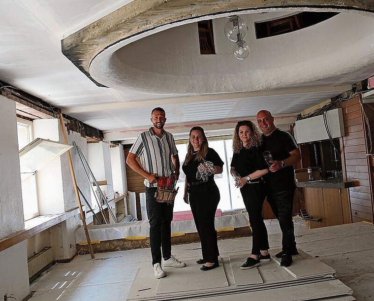 Unter dem Leuchter: (v.l.) Unternehmer Niklas Schäublin, Geschäftsführerin Katrin Roser sowie Geschäftsinhaber Drita und Djemal Zekiri. Foto: Gaby Walther