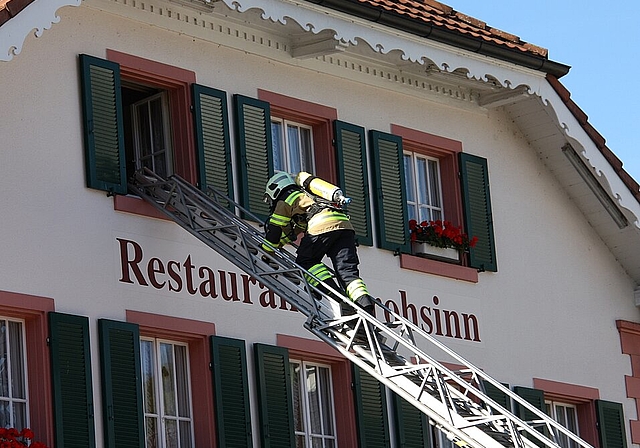 Einstieg: Ausgerüstet mit Atemschutzmaske, steigt der Feuerwehrmann durchs Fenster ins Restaurant ein. Fotos: Gaby Walther
