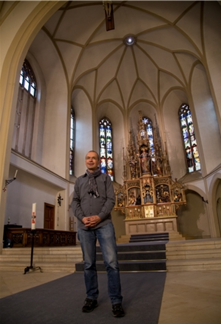 Christof Klingenbeck in der Laufner Herz-Jesu-Kirche: Von hier aus wird er den neuen Pastoralraum Laufental-Lützeltal leiten. Foto: Martin Staub