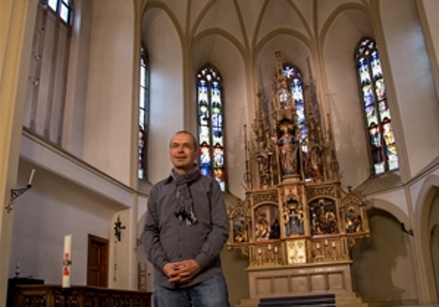 Christof Klingenbeck in der Laufner Herz-Jesu-Kirche: Von hier aus wird er den neuen Pastoralraum Laufental-Lützeltal leiten. Foto: Martin Staub