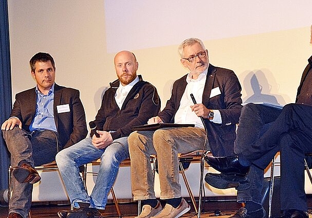 Umsetzung neuer Energievorschriften: Auf dem Podium diskutieren v.l. Ruth Saladin, Andreas Weber, Dennis Kornab, Gesprächsleiter Mark Winkler, Per Just und Daniel Graf Foto: Roland Bürki