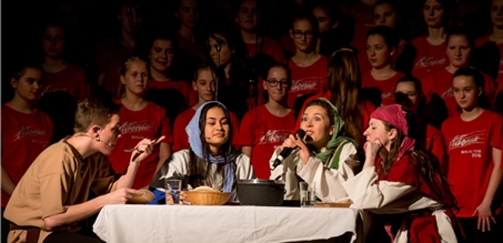 Szenische Darstellung: Das Theaterspielen scheint den Jugendlichen besonders zu gefallen. Fotos: Martin Staub
