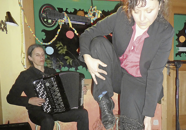 Eine haarige Sache: Anna Tschannen berichtet von ihren Erfahrungen mit ihren Kundinnen und Kunden, am Akkordeon begleitet sie Heidi Gürtler. Foto: Sabine Asprion