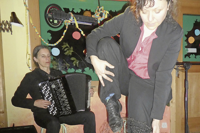 Eine haarige Sache: Anna Tschannen berichtet von ihren Erfahrungen mit ihren Kundinnen und Kunden, am Akkordeon begleitet sie Heidi Gürtler. Foto: Sabine Asprion