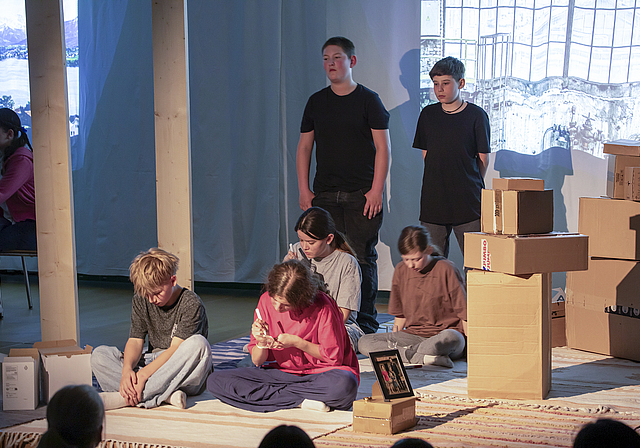 Schuften unter Aufsicht: Das Sklavenmädchen mit anderen Mitleidenden. Foto: Martin Staub