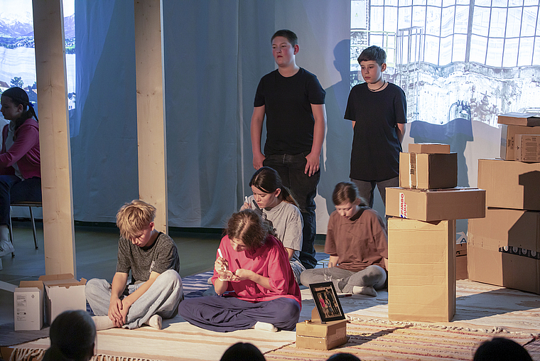 Schuften unter Aufsicht: Das Sklavenmädchen mit anderen Mitleidenden. Foto: Martin Staub