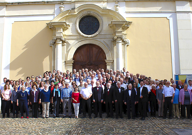 Vor dem Dom in Arlesheim: Die rund 120 Sängerinnen und Sänger des Opernchorprojekts mit dem Musikverein Arlesheim. Foto: Axel Mannigel