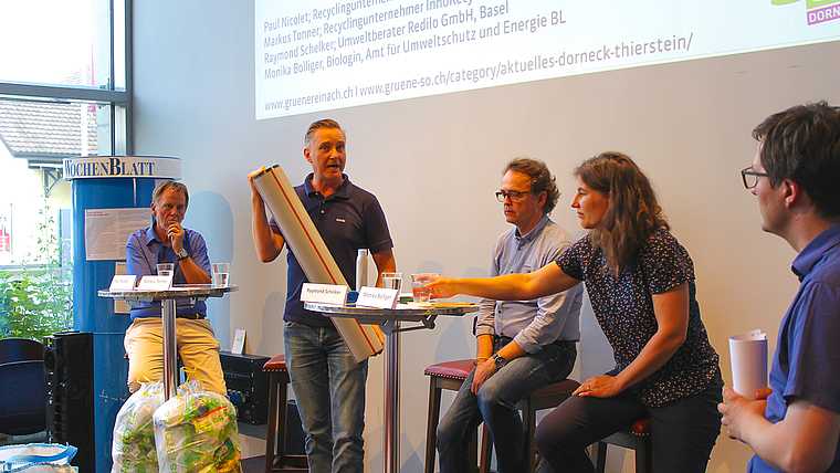 Plastik-Probleme: Im Theaterfoyer in Dornach diskutierten unter der Moderation von Daniel Urech (ganz rechts), Paul Nicolet, Markus Tonner, Raymond Schelker und Monika Bolliger (v. l.).  Foto: Caspar Reimer