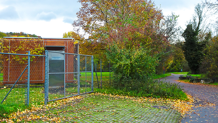 Beim Park im Grünen: Das neue Grundwasserpumpwerk entsteht leicht rechts versetzt wenige Meter hinter dem bereits bestehenden Pumpwerk der Gemeinde Birsfelden. Foto: Tobias Gfeller