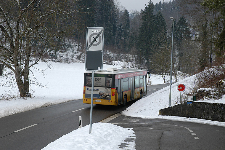 Bald seltener? Postauto auf der Fahrt zwischen Blauen und Nenzlinger Rank. Foto: Bea Asper