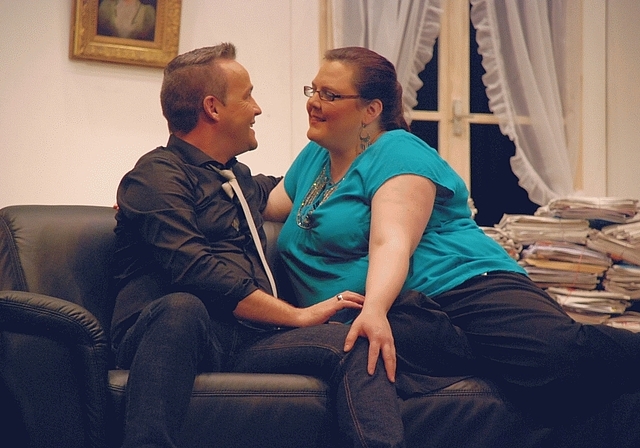 Treuloser Vermieter: Pius Sonderegger (Björn Hufschmid) hat eine Affäre mit der Burgeri (Carmen Hurni). Foto: T. Brunnschweiler