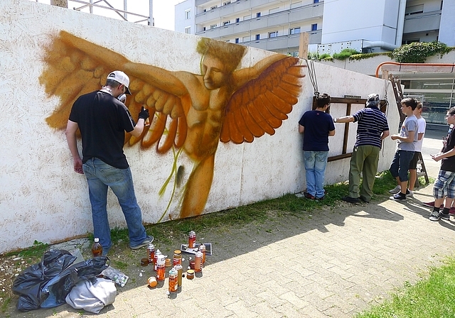 «Kirche damals – heute – morgen»: Zu diesem Thema wurden Zitate, Wörter und Gestaltungsideen gesammelt, zusammengefasst und an die Baustellenwand des neuen Kirchgemeindehauses gesprüht.  Foto: Natasha Carolus