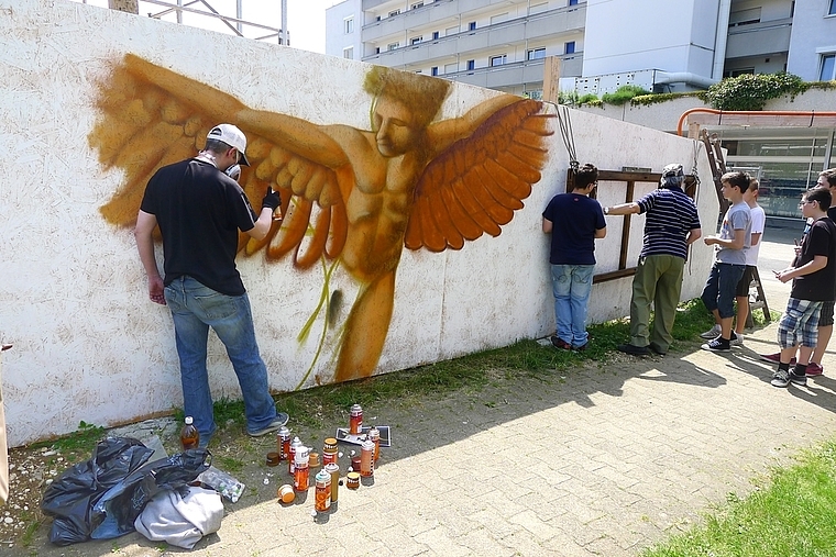 «Kirche damals – heute – morgen»: Zu diesem Thema wurden Zitate, Wörter und Gestaltungsideen gesammelt, zusammengefasst und an die Baustellenwand des neuen Kirchgemeindehauses gesprüht. Foto: Natasha Carolus