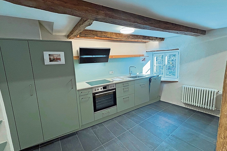 Historische Substanz: Die Balken stammen von Holz aus dem 16. Jahrhundert, auch die Mauern sind unverändert. Installationen wie die Küche entsprechen aber den heutigen Bedürfnissen. Foto: Caspar Reimer