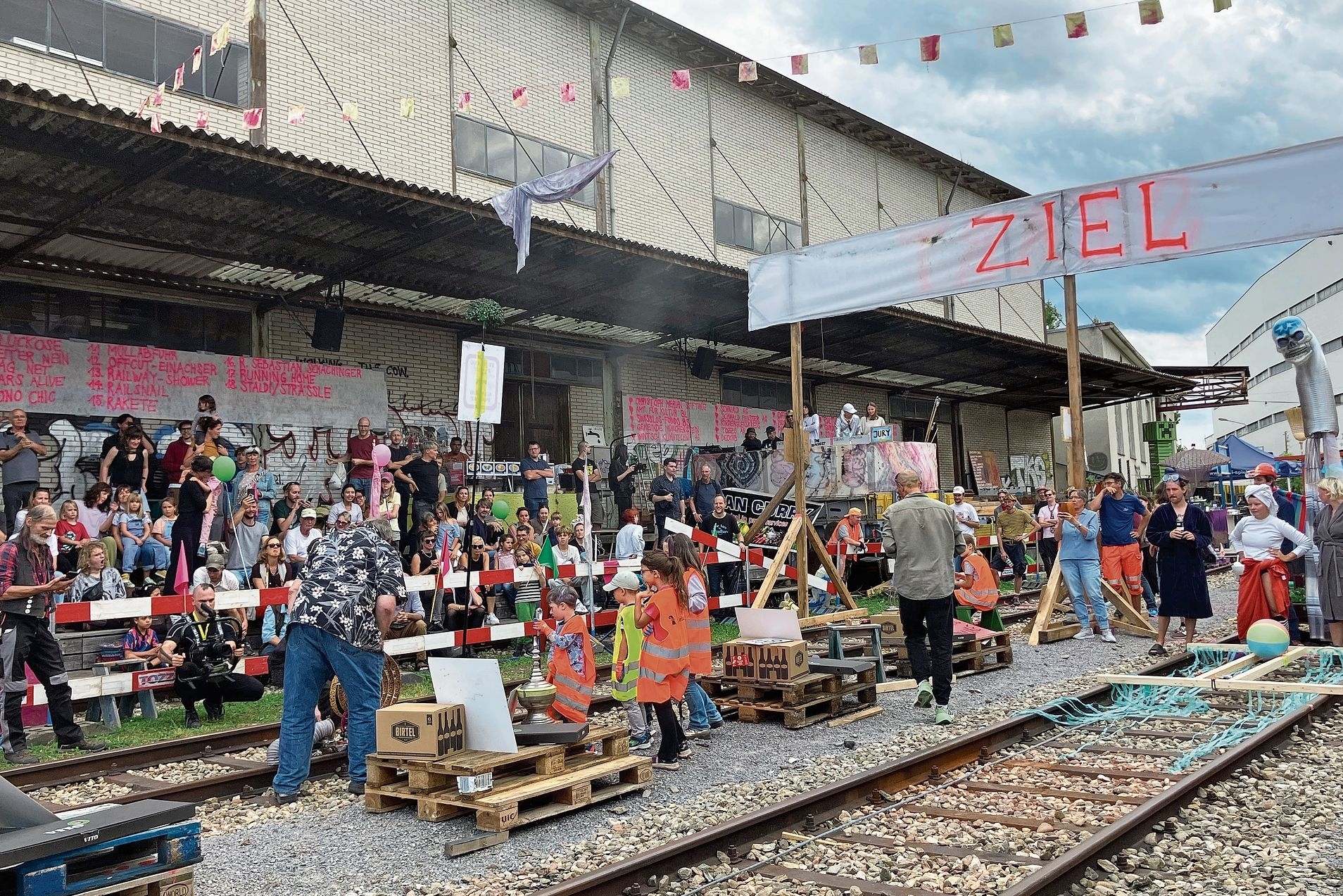 Publikumsmagnet: Das Draisine-Derby auf dem Dreispitz lockt jeweils zahlreiche Schaulustige an.Fotos: Désirée Bellwald