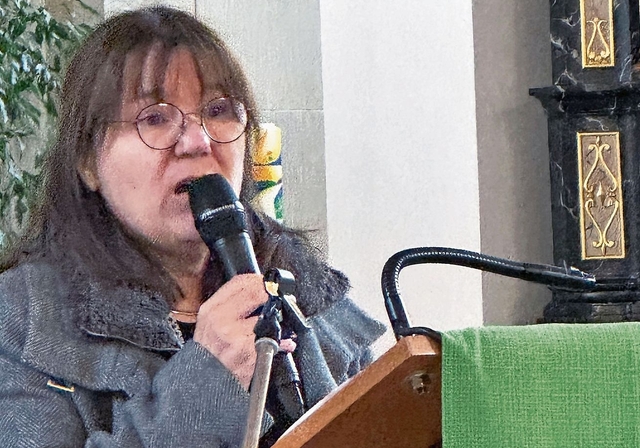 Spannte den Bogen von Albert Schweitzer in die Gegenwart: Die Seelsorgerin Carmen Stark-Saner appellierte in ihrer Begrüssung an die Anwesenden, die Augen vor dem Elend in der Welt nicht zu verschliessen. Foto: Thomas Immoos