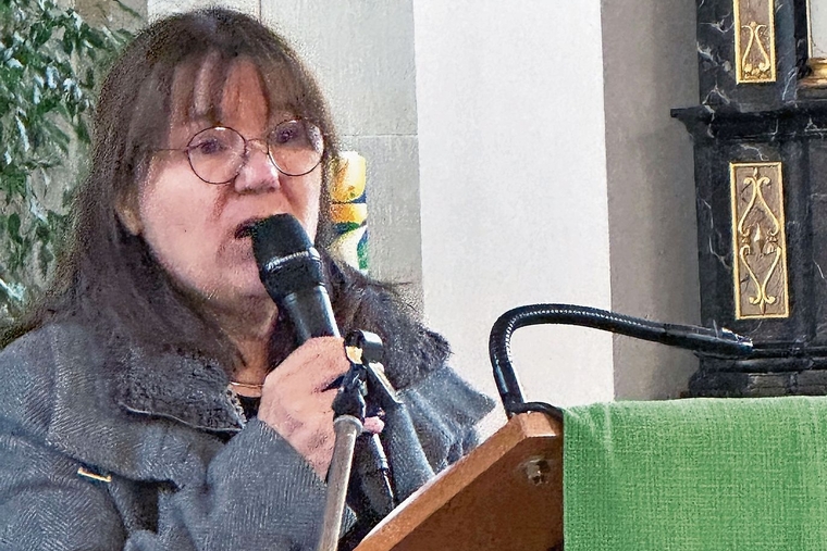 Spannte den Bogen von Albert Schweitzer in die Gegenwart: Die Seelsorgerin Carmen Stark-Saner appellierte in ihrer Begrüssung an die Anwesenden, die Augen vor dem Elend in der Welt nicht zu verschliessen. Foto: Thomas Immoos