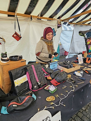 Abgefahrenes aus Basel: Jessica von re-cycle fertigt aus alten Planen, Plachen und Schläuchen Accessoires fürs Velo an. Abgefahrenes aus Basel: Jessica von re-cycle fertigt aus alten Planen, Plachen und Schläuchen Accessoires fürs Velo an.