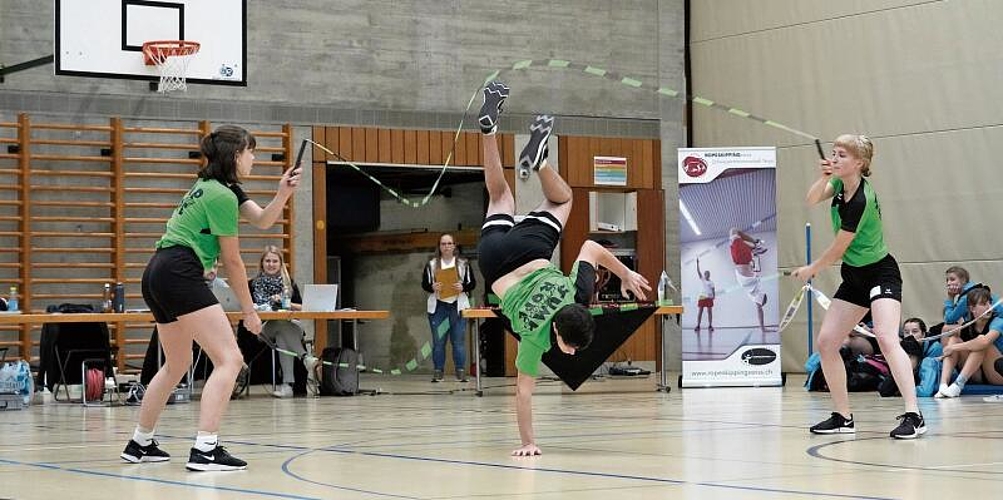 Seiltanz der anderen Art: Jump Rope Steffisburg mit einer akrobatischen Vorstellung. Foto: Roger Grob
