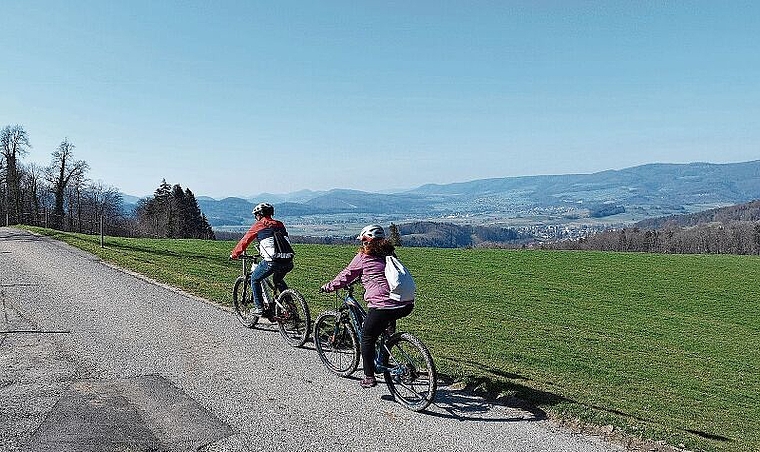 E-Biken liegt im Trend: Mit mehr Ladestationen könnten grössere Touren unternommen werden. Foto: Bea Asper