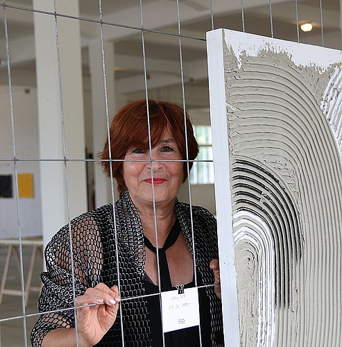 Fliesenmörtel: Gisèle Hügli testet gerne die Möglichkeiten und Grenzen einer neuen Technik aus. Fotos: Gini Minonzio