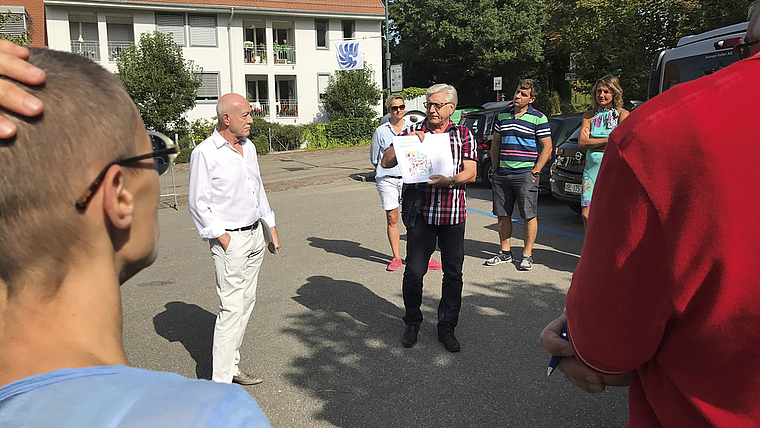 Erläuterungen während des Rundgangs: Bauverwalter René Häner erklärt, welche unterschiedlichsten Aspekte es bei der Weiterentwicklung des Arlesheimer Ortskerns zu berücksichtigen gilt. Foto: Axel Mannigel