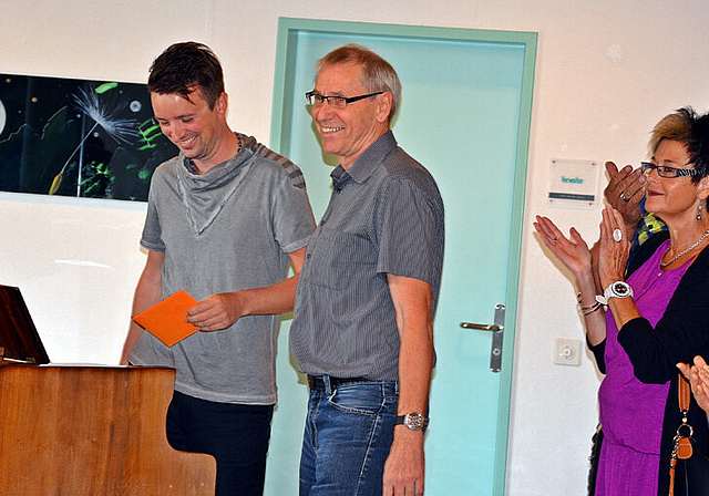 Trilogie im AZB:  Das Werk «voll-mond», die beiden Künstler Raphael Jeger und Martin Staub sowie die applaudierenden Vernissage-Gäste.   Foto: Roland Bürki