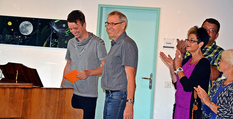 Trilogie im AZB: Das Werk «voll-mond», die beiden Künstler Raphael Jeger und Martin Staub sowie die applaudierenden Vernissage-Gäste. Foto: Roland Bürki