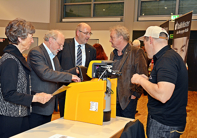 Enthärtungsanlage: Die HEV-Mitglieder wollen es von Christian Stark (Mitte) genau wissen.   Foto: Roland Bürki