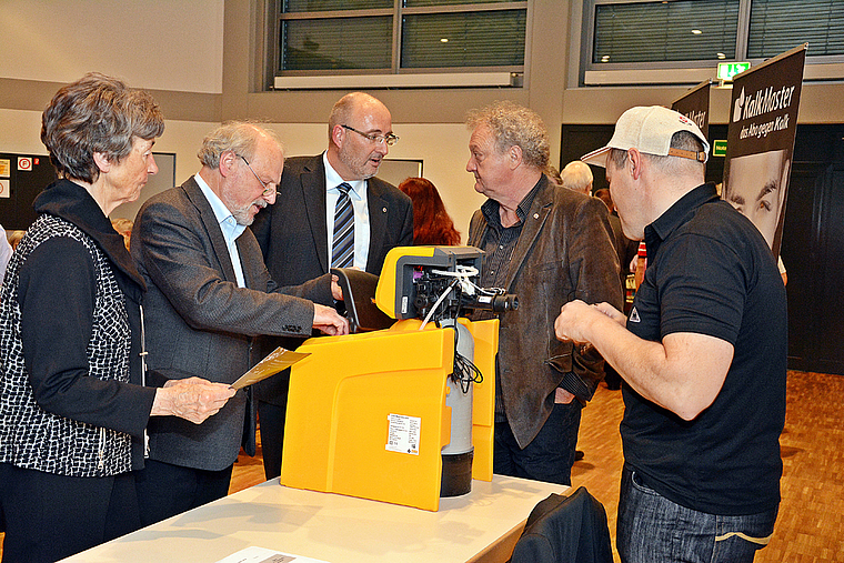 Enthärtungsanlage: Die HEV-Mitglieder wollen es von Christian Stark (Mitte) genau wissen. Foto: Roland Bürki