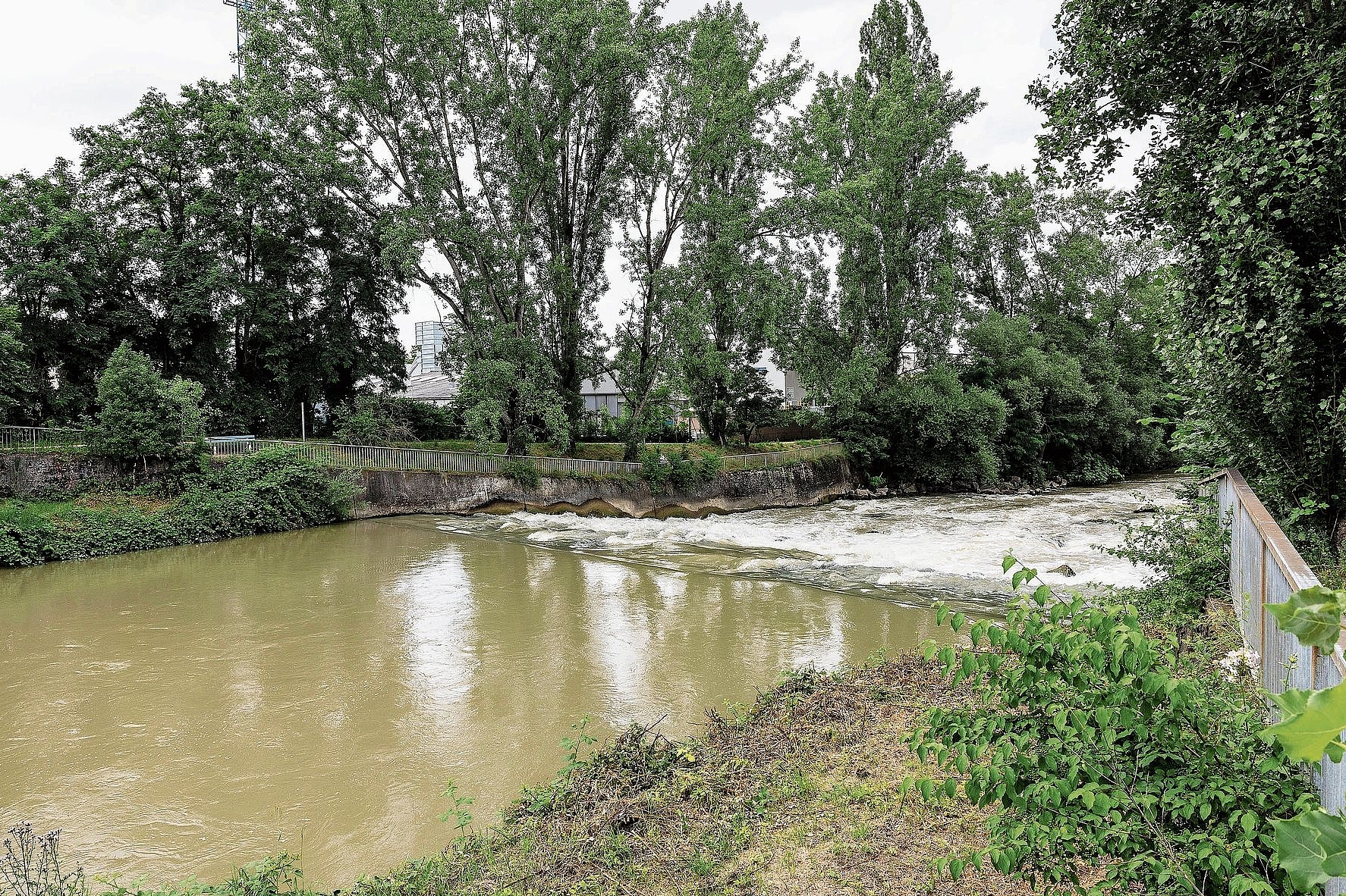 Hier wäre eine Brücke machbar: Bei den Stromschnellen könnte der Fluss überquert werden. Foto: Archiv / Kenneth Nars