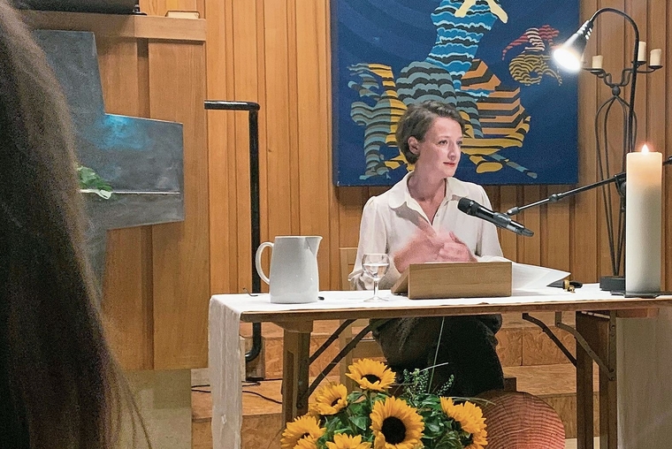Im Gespräch: Die Geschlechterforscherin Franziska Schutzbach beantwortet die Fragen des Publikums. Foto: Gaby Walther