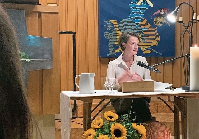 Im Gespräch: Die Geschlechterforscherin Franziska Schutzbach beantwortet die Fragen des Publikums. Foto: Gaby Walther