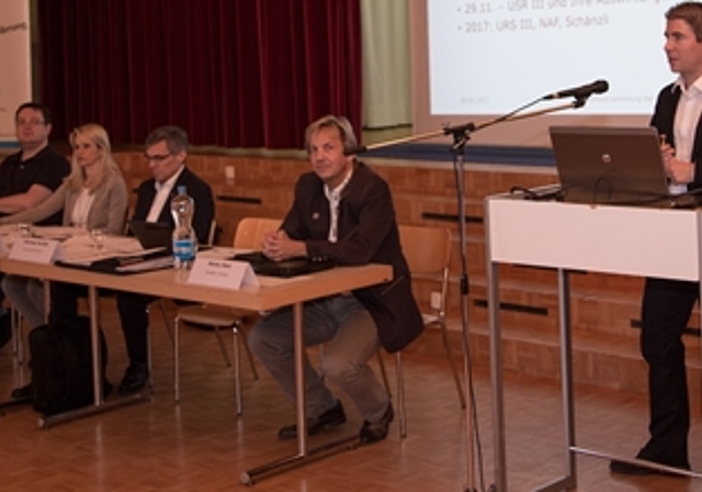 Wirtschaftsförderer und Vorstandstisch: (v.r.) Thomas Boillat, Präsident Remo Oser, Franz Meyer, Yvonne Neuenschwander, Martin Schindelholz, Pascal Bolliger und Stefan Finckh. Fotos: Martin Staub
