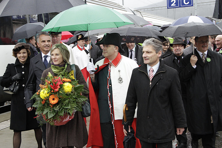Prominenz unterm Regenschirm: Maya Graf in Begleitung von Bundesrat Didier Burkhalter mit Gemahlin (l.) und Stadtpräsident Alex Imhof. Foto: Martin Staub