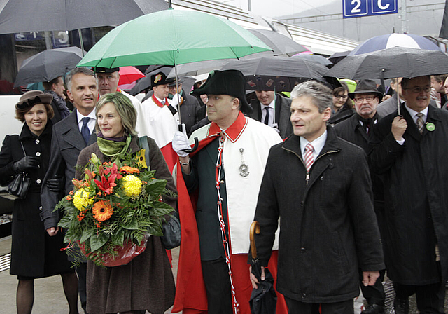 Prominenz unterm Regenschirm: Maya Graf in Begleitung von Bundesrat Didier Burkhalter mit Gemahlin (l.) und Stadtpräsident Alex Imhof.   Foto: Martin Staub
