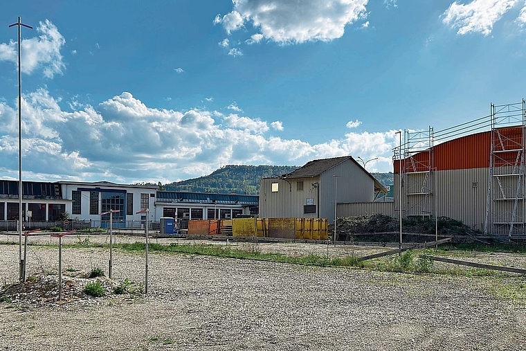 Die Bauprofile stehen: Am Obereggweg in Aesch sind die Bagger aufgefahren. Foto: Nicolas Blust