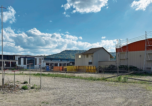 Die Bauprofile stehen: Am Obereggweg in Aesch sind die Bagger aufgefahren. Foto: Nicolas Blust