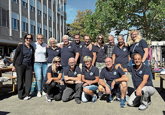 Gemeinsam: Soziale Aktivitäten zeichnen den Ski-Club Reinach aus. An der letzten Flohmarkt-Ausgabe posieren die beiden OK-Mitglieder Ulrich Greub (hintere Reihe, 4. v. links) und rechts daneben Marc Freisowie alle Helferinnen und Helfer. Foto: Casp